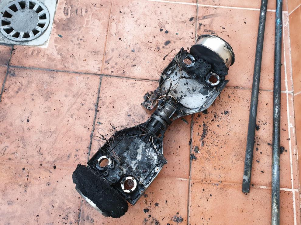 Estado en el que ha quedado el 'hoverboard' en el que se ha originado el incendio.