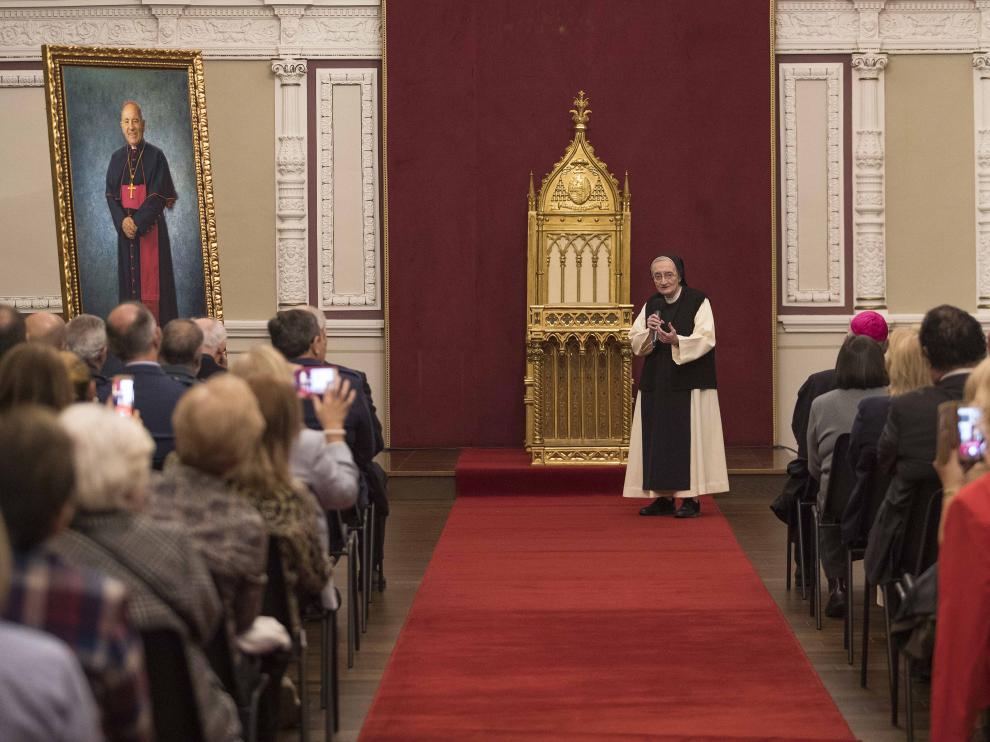 Isabel Guerra, la 'Monja Pintora', el mes pasado, presentando el retrato del Obispo de Zaragoza.