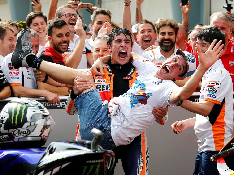 Marc Márquez sostiene en brazos a su hermano Alex, nada más proclamarse campeón del mundo de Moto 2