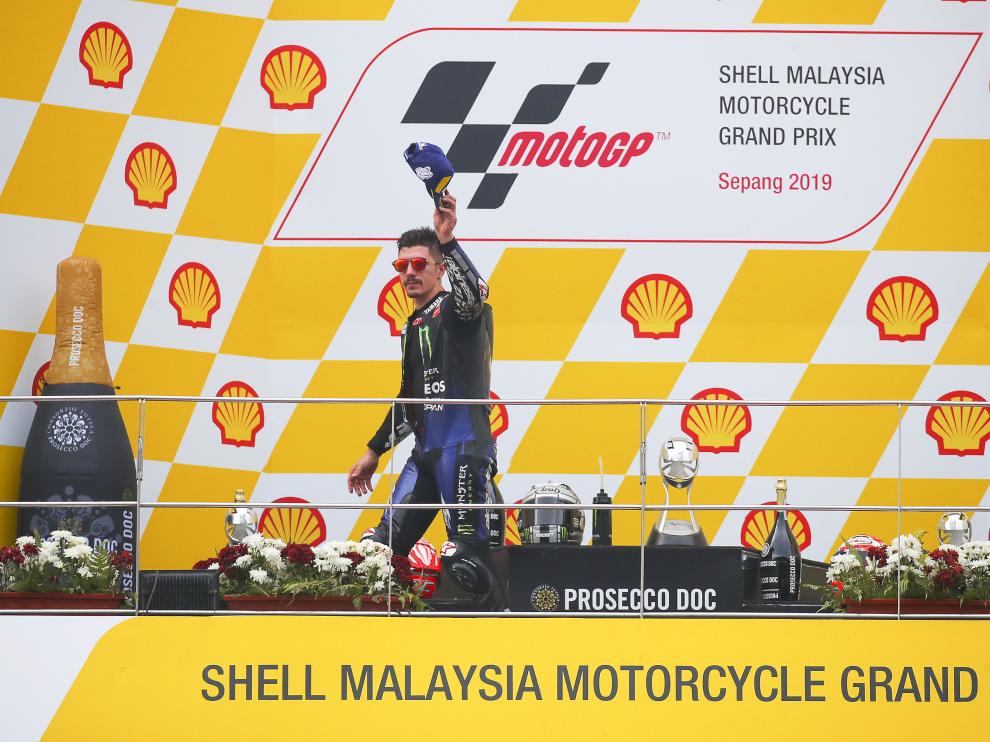 Maverick Viñales celebra su triunfo en el circuito malayo de Sepang.