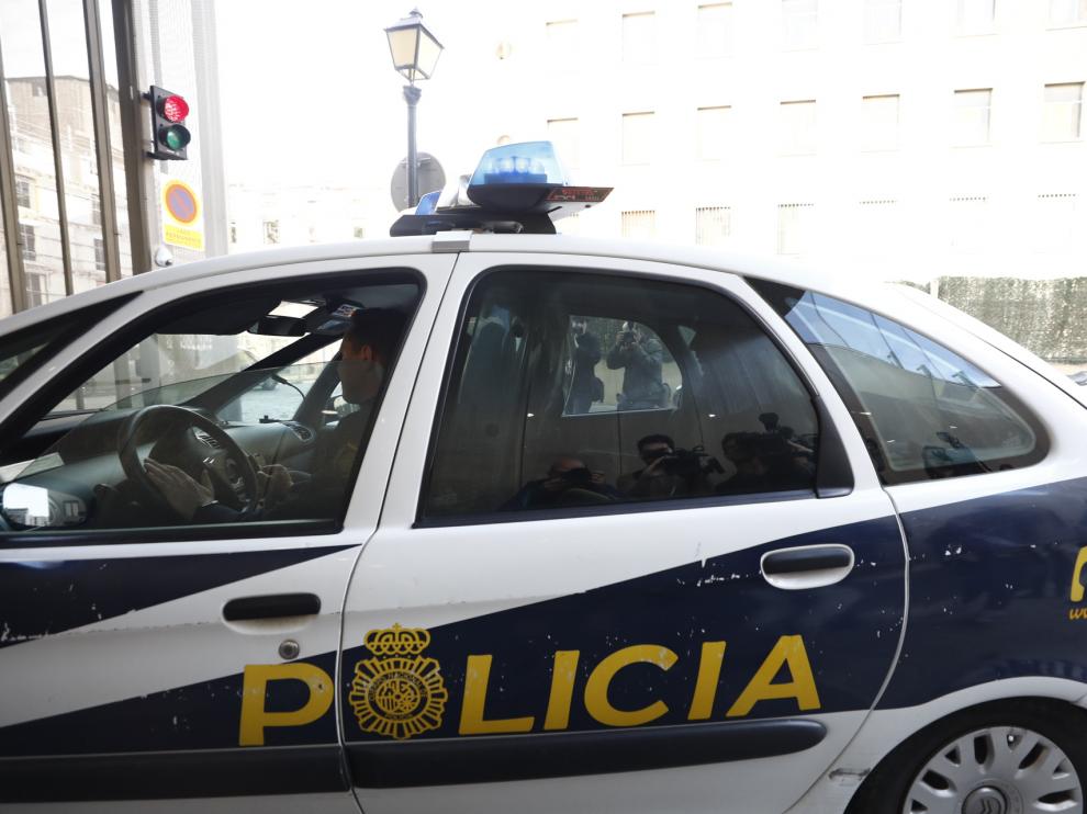 Rodrigo Lanza llega a los juzgados en un coche de la Policía Nacional.