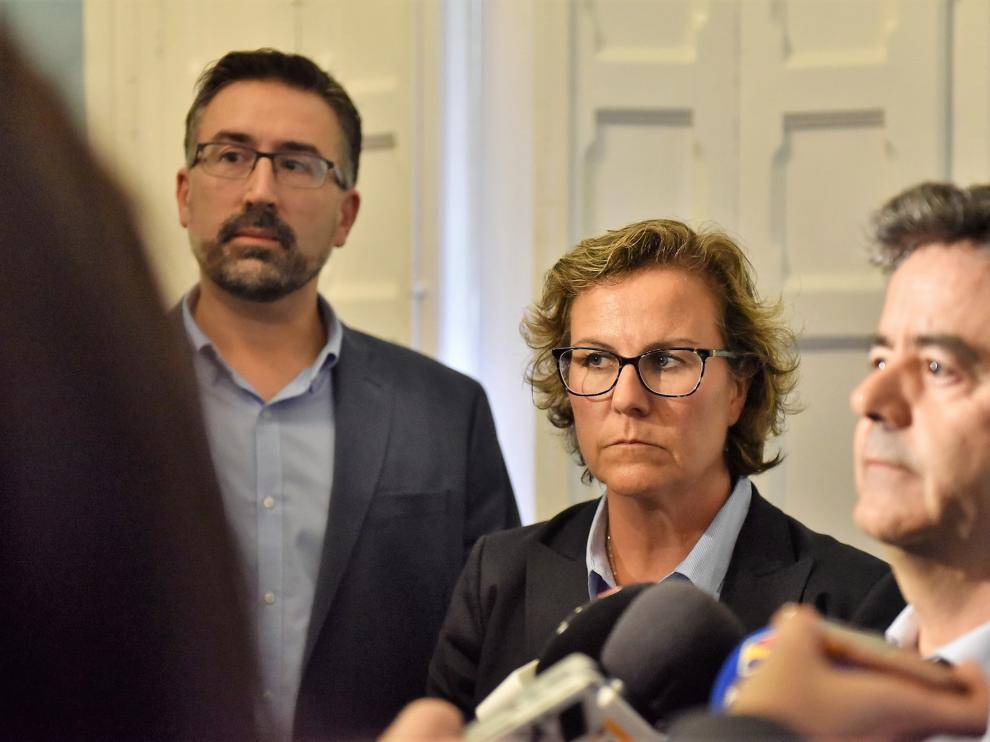 Beatriz Rivas, nueva intendente de la Policía Local de Huesca, entre el alcalde (d) y el hasta ahora jefe interino.