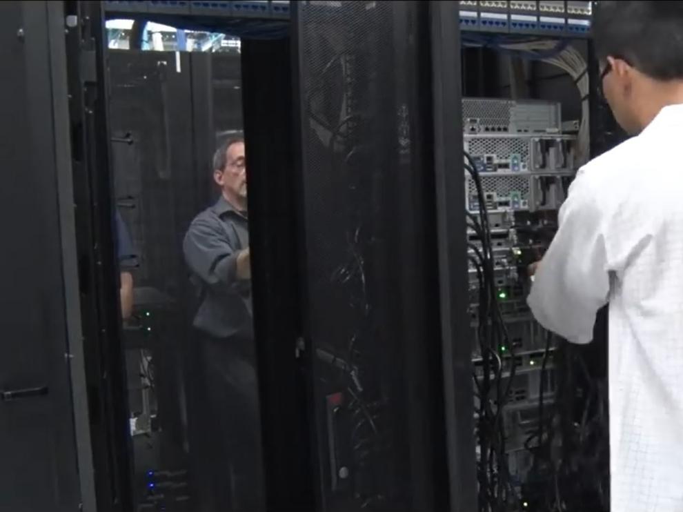 Dos técnicos trabajan en el área de servidores del centro de datos de Amazon de Delaware.