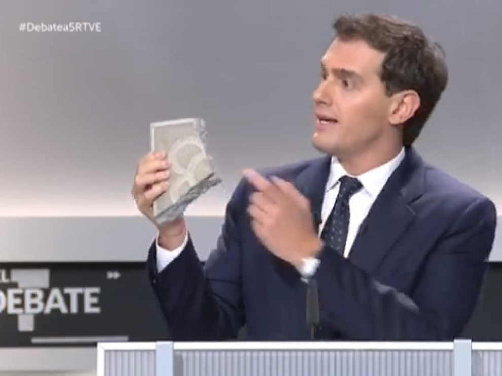 El adoquin de Rivera y otros memes del debate