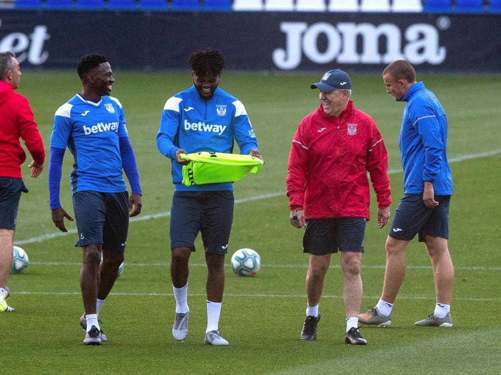 El técnico mexicano Javier Aguirre (2d) dirige su primer entrenamiento al frente del Leganés, en las instalaciones de Butarque