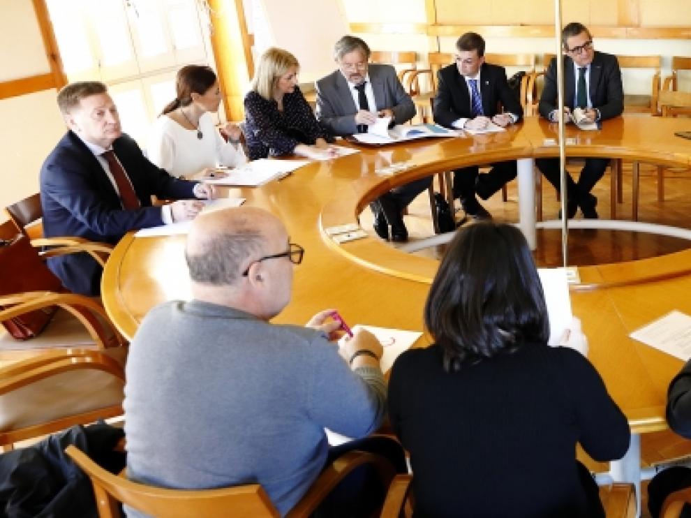 Todas las asociaciones de autónomos así como sindicatos y agentes sociales se han reunido hoy con la consejera en el edificio Pignatelli