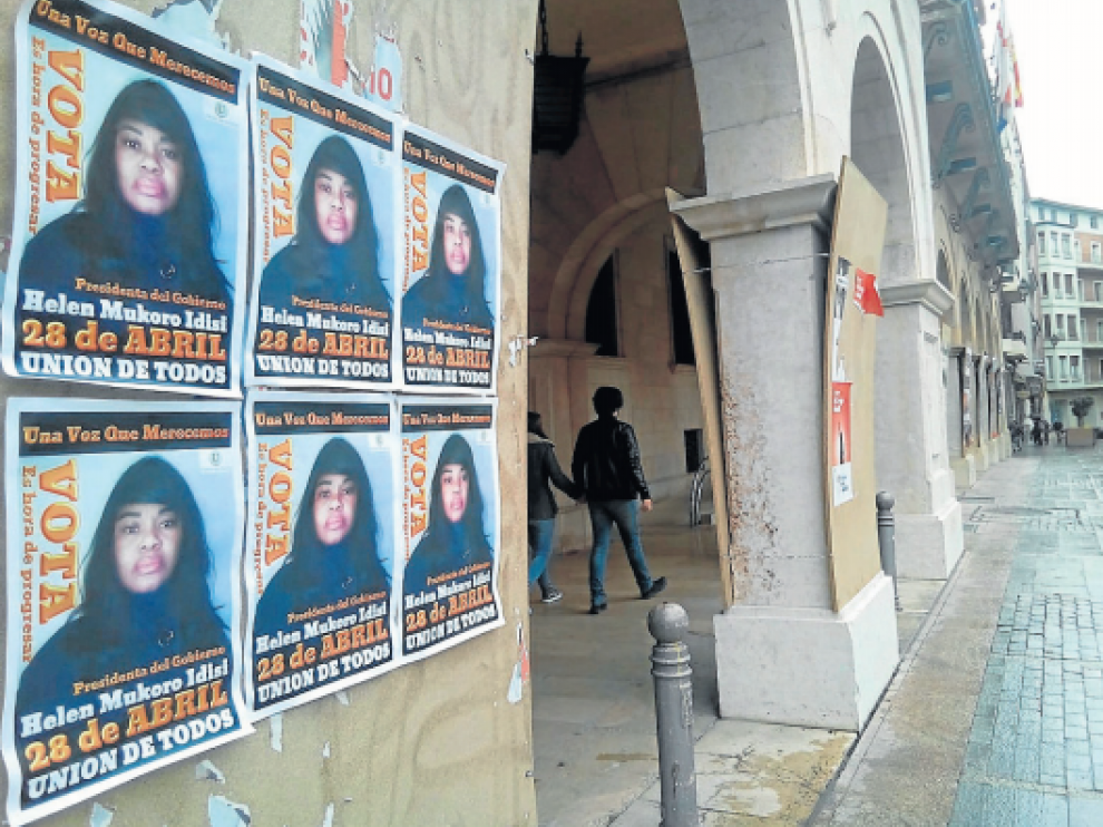 Helen Mukoro, en un cartel en la plaza de San Juan de Teruel durante las pasadas elecciones.