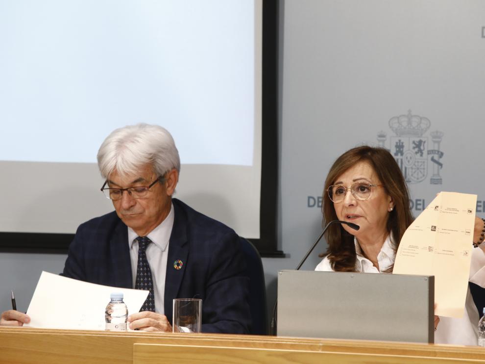 La delegada del Gobierno, Carmen Sánchez, y el subdelegado, José Abadía, este lunes