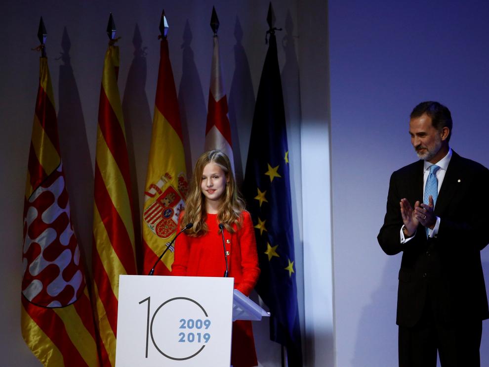 Los reyes, Felipe VI, y doña Letizia, la princesa Leonor (2i) y la infanta Sofía (2d), al inicio del acto de entrega de los Premios Princesa de Gerona, en el Palacio de Congresos de Barcelona