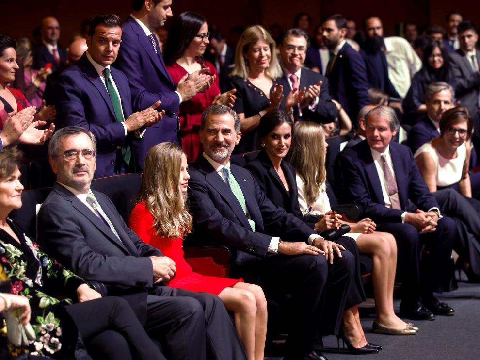Los Reyes y sus hijas, ovacionados al inicio de los premios Princesa de Gerona