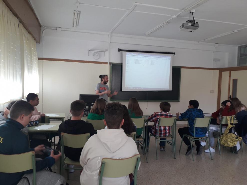 Primera sesión de los talleres del cine en el IES Comunidad de Daroca.