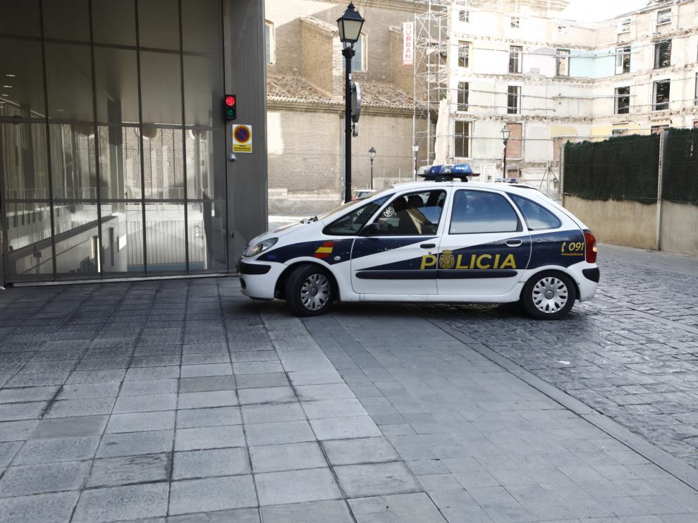 Rodrigo Lanza llega a los juzgados en un coche de la Policía Nacional.