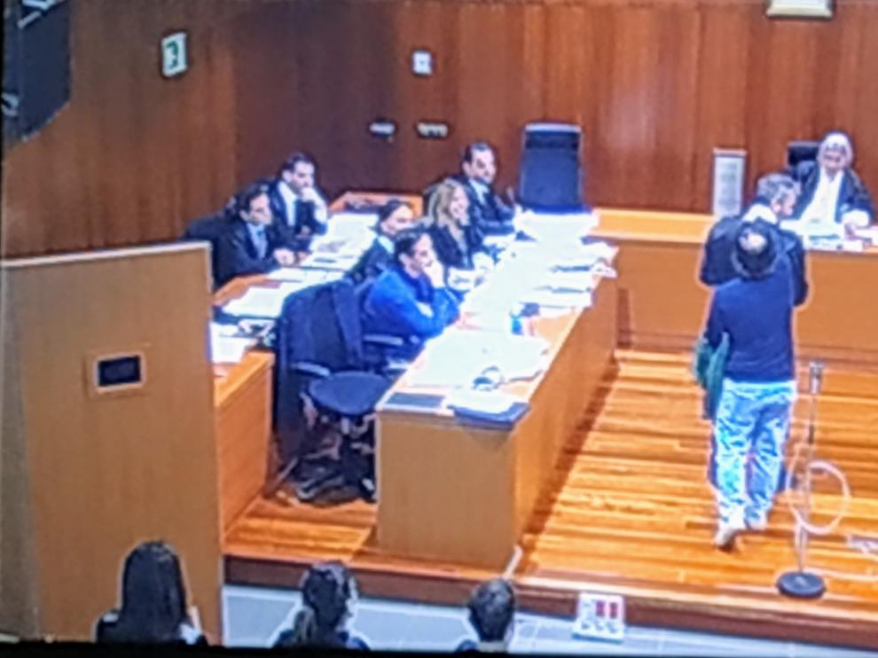 El dueño del bar donde ocurrieron los hechos y el abogado de la defensa escenifican ante el jurado cómo Lanza atacó a Laínez por la espalda.