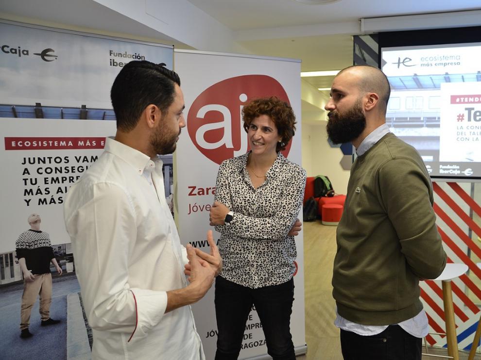 Carlos Melara (CEO NooddleApp) Luz López (Coordinadora Ecosistema Más Empresas) y Pedro Lozano (presidente AJE Zaragoza) en la presentación del TendUpZgz