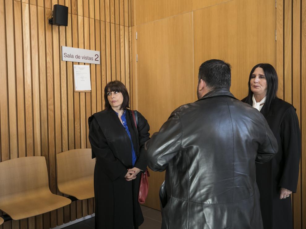 El acusado, de espaldas, momentos antes del comienzo del juicio en la Audiencia de Zaragoza.