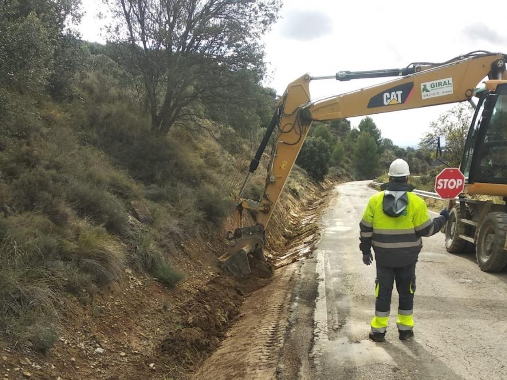 Operarios trabajando este martes en las obras de mejora de la carretera.