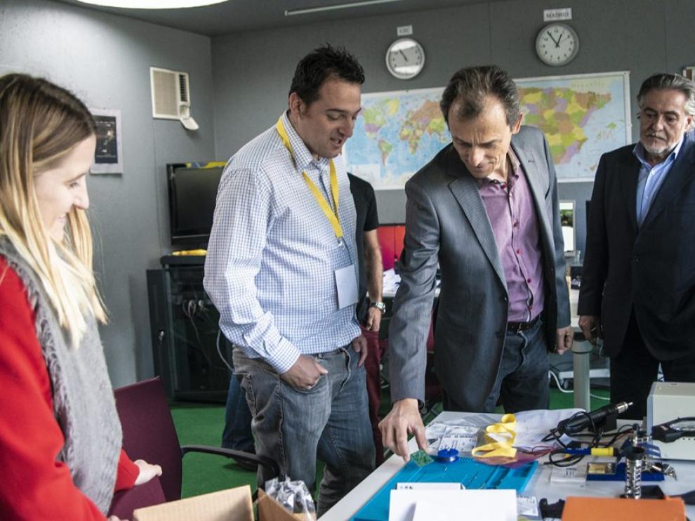 Félix Páez Pavón - EA4GQS - comenta la placa del sistema de energía del EASAT-2 con el ministro Pedro Duque en mayo de 2019.
