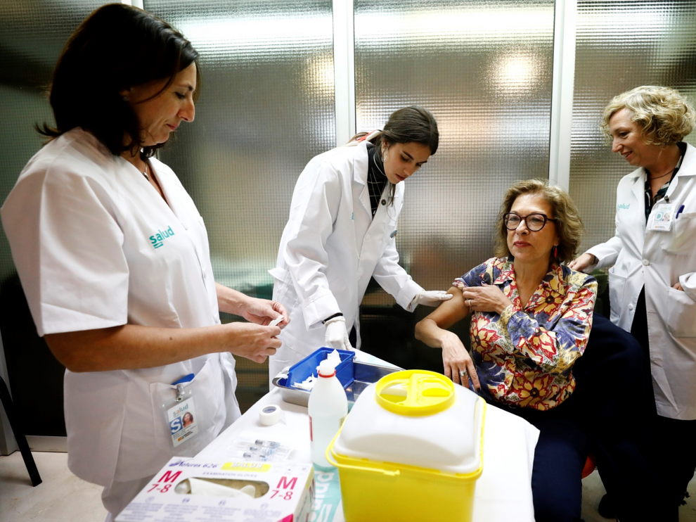 La consejera de Sanidad también se ha vacunado contra la gripe.
