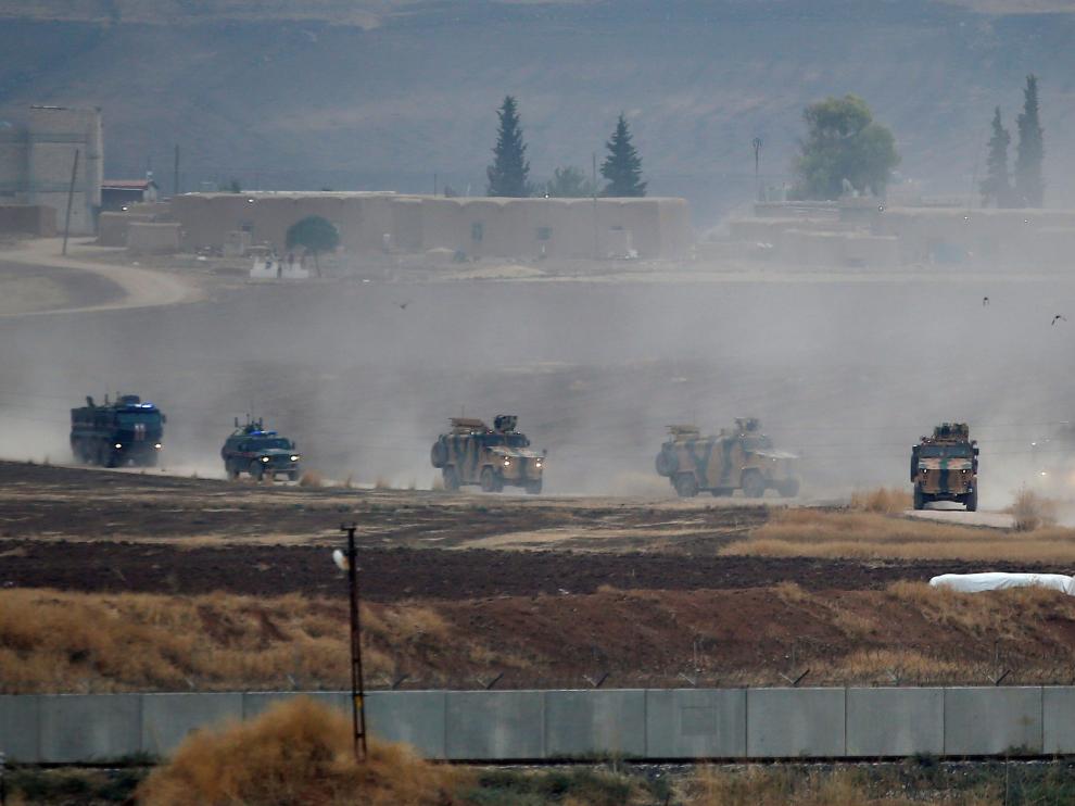 Vehículos militares de Turquía y Rusia patrullan por el norte de Siria.