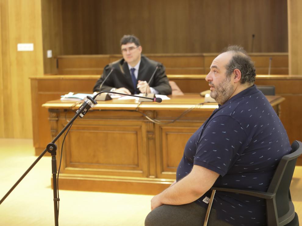El acusado, Rafael M., y al fondo, su abogado, Alfonso de Meer.