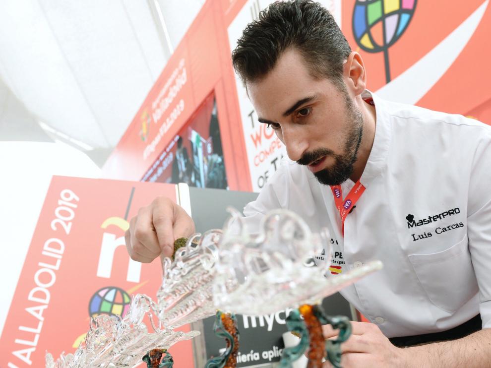 El cocinero Luis Arcas, este miércoles en Valladolid, preparando el pincho 'Esenzia de Río'