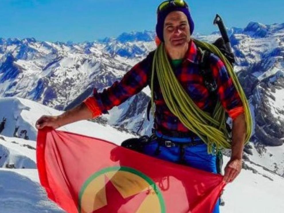 Fernando Sánchez, con la bandera del PKK.