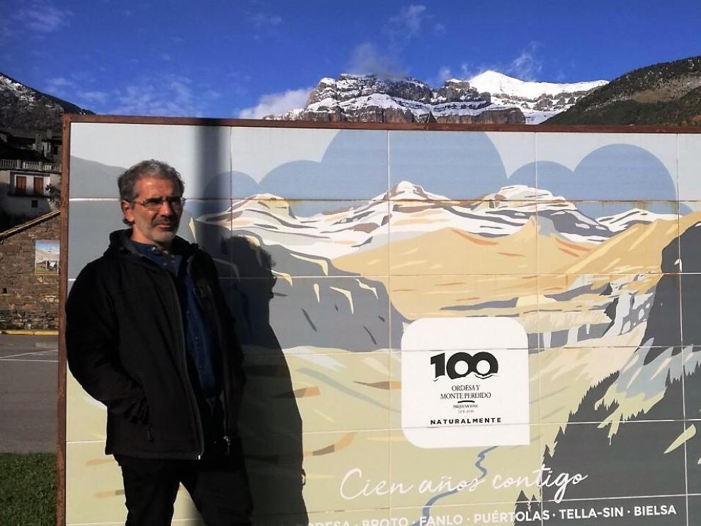 Juan Rodríguez Bielsa junto al cartel del centenario de Ordesa en Torla.