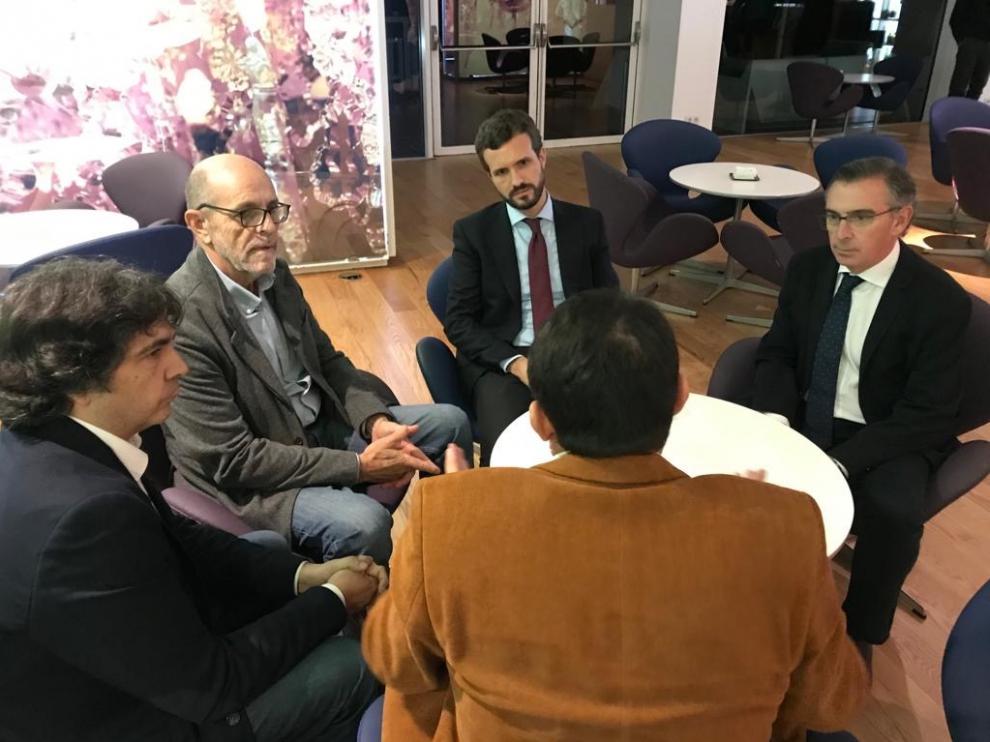 Los representantes de la Federación, con Casado y los líderes populares, este miércoles en Zaragoza