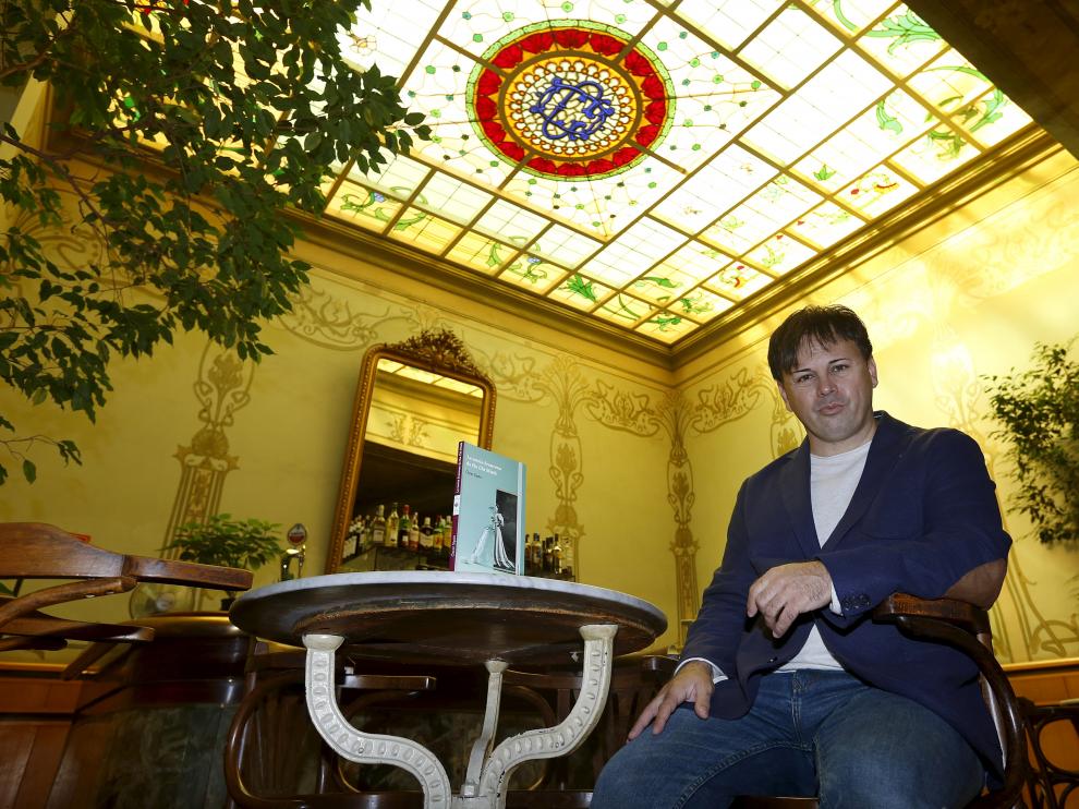 Óscar Sipán, que es escritor, en uno de los salones del Círculo Oscense durante la presentación de un libro