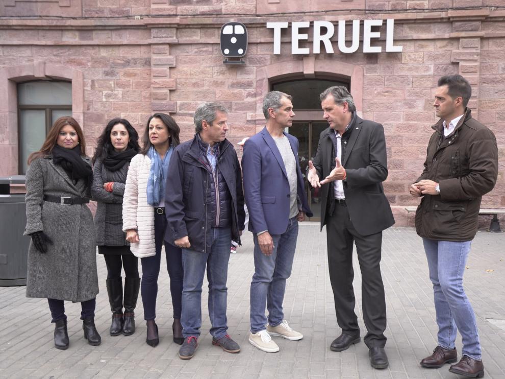 Toni Cantó, con candidatos y dirigentes de Cs delante de la estación de tren de Teruel.