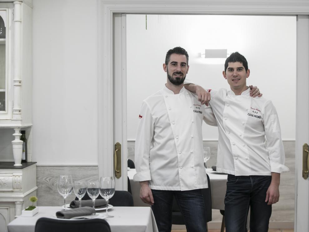 Los hermanos Carcas, en la cocina de su restaurante, Casa Pedro.