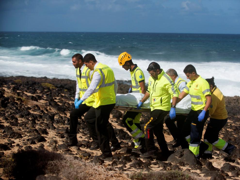 Evacuación del cadáver de uno de los fallecidos