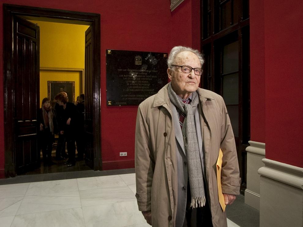 Foto de archivo de Gabriel Jackson, en el paraninfo de la Universidad de Zaragoza