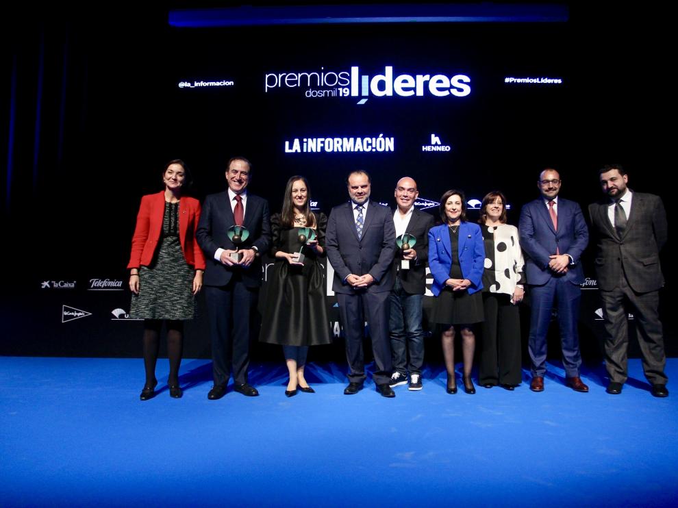 La ministra de Industria, Reyes Maroto; el premio Líder Empresarial del Año, Antonio Huertas; el premio Líder en Innovación, Elena Moral; el presidente de HENNEO, Fernando de Yarza; el premio Líder en Iniciativa Empresarial, Kike Sarasola; la ministra de Defensa, Margarita Robles; la presidenta de ‘La Información’, Marisa Navas; el consejero de Economía, Manuel Giménez, y el director de ‘La Información’, Daniel Toledo.