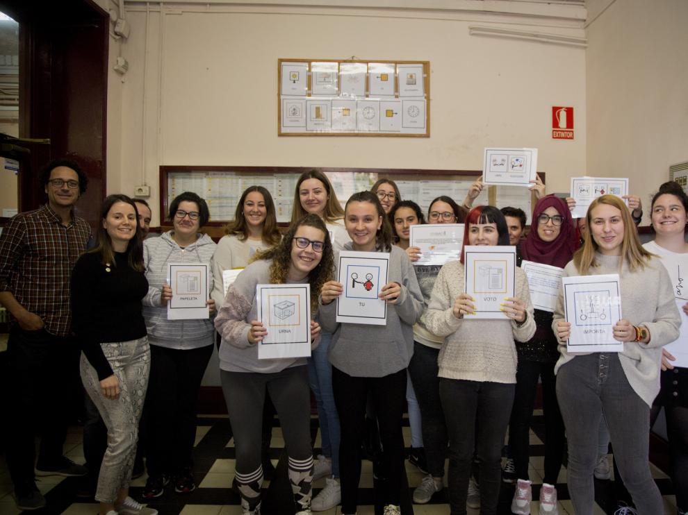 Las alumnas de 2º del Ciclo Formativo de Atención a Personas en Situación de Dependencia y sus profesores ultiman los detalles de los pictogramas que estarán expuestos durante el 10-N.
