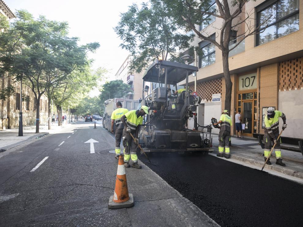 Trabajos de asfaltado durante el mes de agosto en uno de los carriles de la avenida de América.