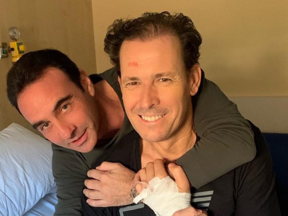 Enrique Ponce visita a Mariano de la Viña en la clínica Quirón de Zaragoza.