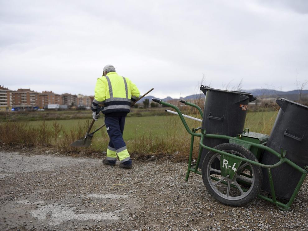 Un trabajador del servicio de limpieza viaria de Huesca