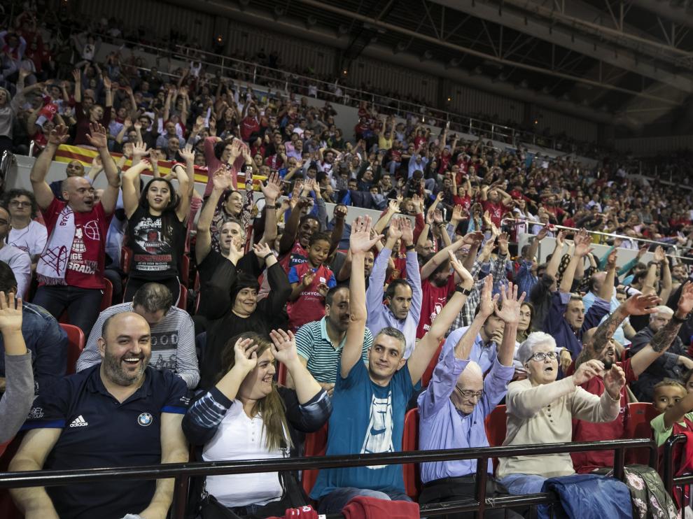 Los aficionados del Casademont Zaragoza, en el partido ante el Barcelona.