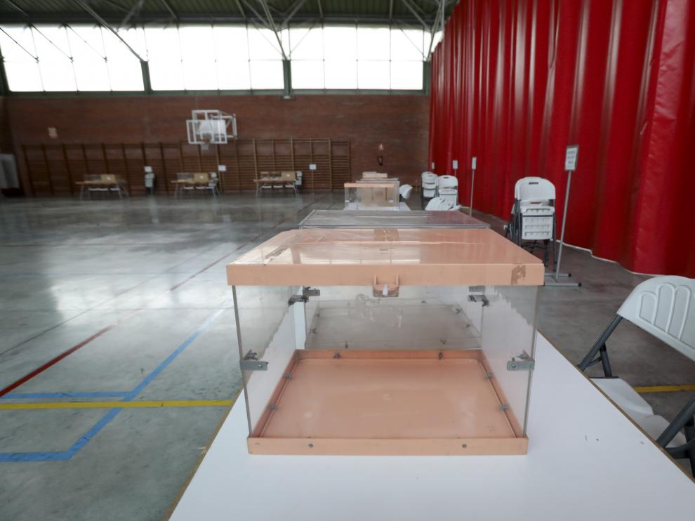 Todo dispuesto en uno de los colegios electorales de Huesca.