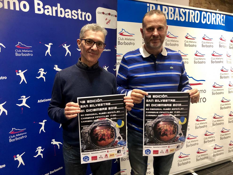 El presidente y el vicepresidente del CAB con el cartel de la carrera.