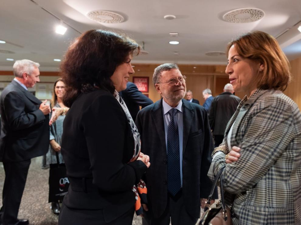 María Teresa Gómez Latorre, presidenta del Colegio; José Luño, presidente honorífico del Colegio y Natalia Chueca, consejera de Movilidad del Ayto Zaragoza.