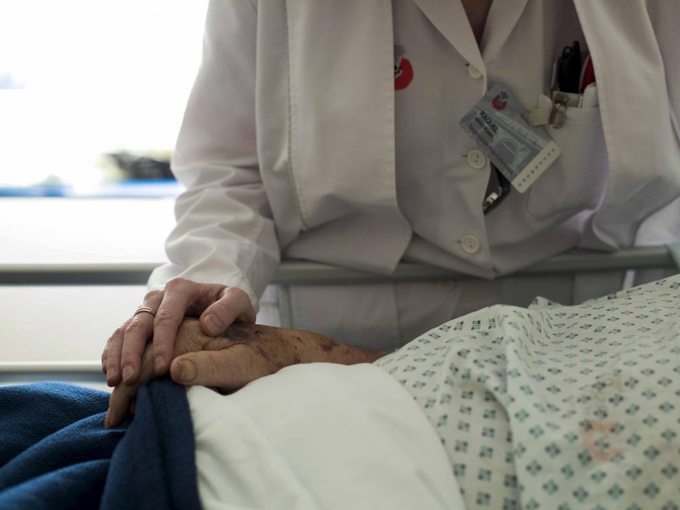 Una persona mayor hospitalizada.