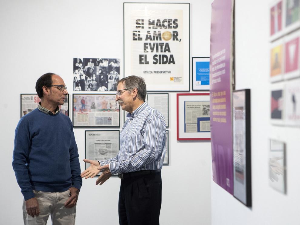 El presidente de Omsida Zaragoza y el jefe de Enfermedades Infecciosas en la exposición