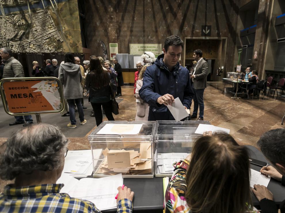 Votaciones del pasado 28-A en el Ayuntamiento de Zaragoza, el colegio electoral más grande de Aragón.