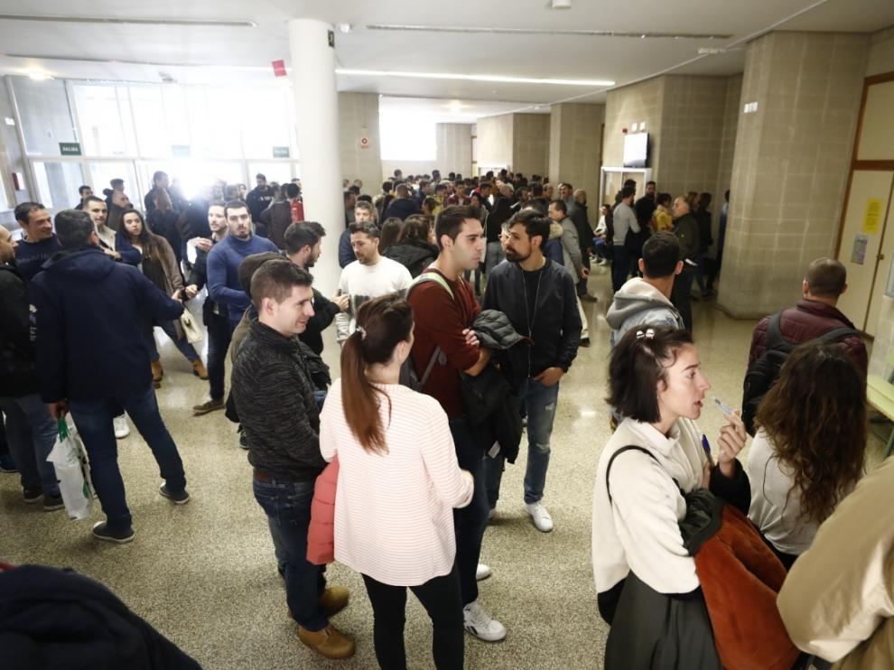 ESTE SÁBADO SE HAN CELEBRADO LAS PRIMERAS PRUEBAS DEL PROCESO DE SELECCIÓN DE 45 NUEVOS POLICÍAS LOCLAES QUE HAN ARRANCADO CON UN EXAMEN TIPO TEST EN LA FACULTAD DE DERECHO Y CONTINUARÁN CON LAS PRUEBAS FÍSCIAS Y PSICOLÓGICAS. LAS PLAZAS CUENTAN CON UN TOTAL DE 381 ASPIRANTES, DE LOS 294 SON HOMBRES Y 87 MUJERES.