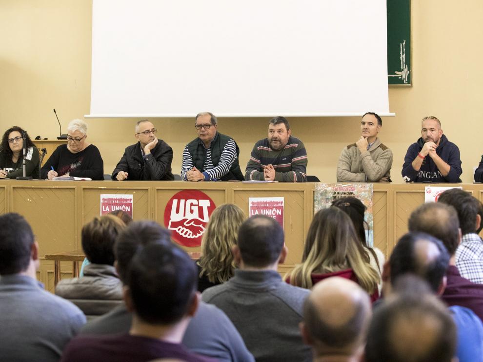 Trabajadores del transporte de viajeros, ayer en la asamblea convocada por UGT y CC. OO.