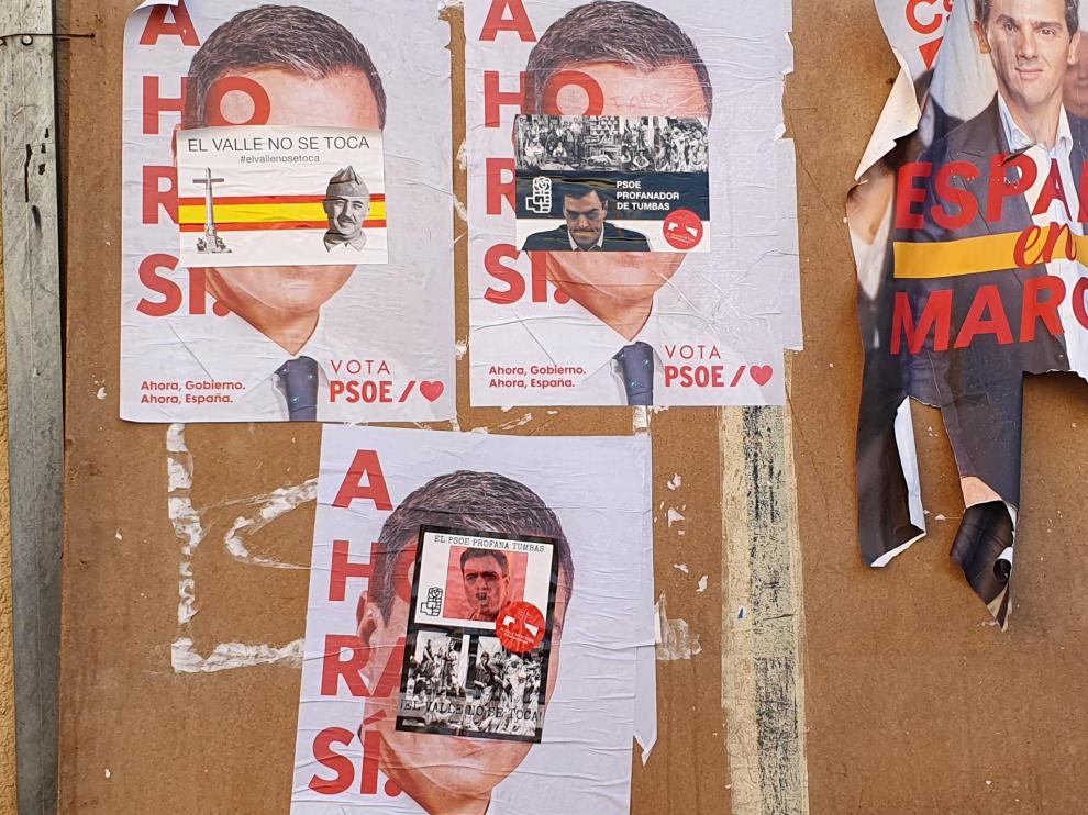 Uno de los carteles boicoteados la noche del viernes al sábado.
