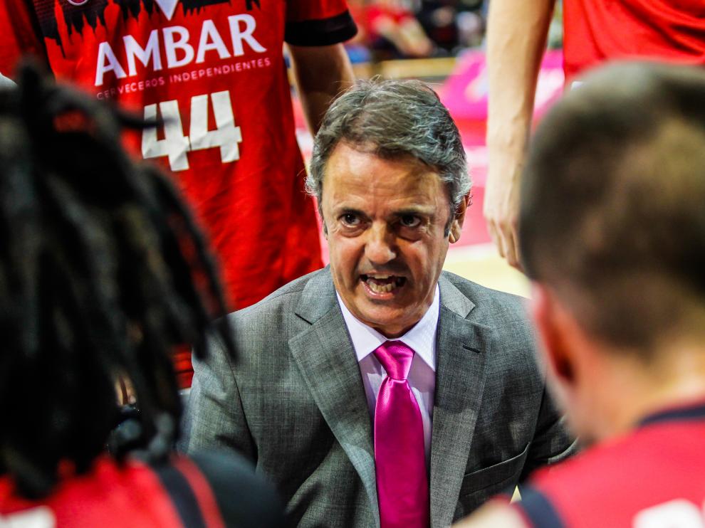 Porfirio Fisac da instrucciones a sus jugadores.