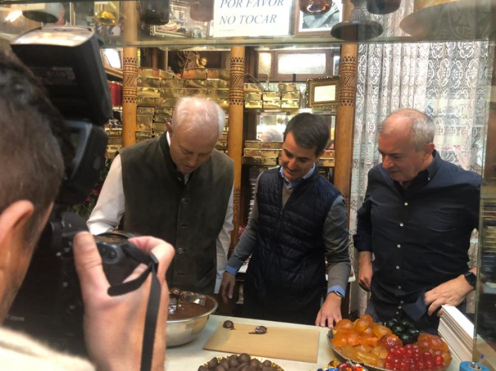 Eloy Suárez, Pedro Navarro y Javier Campoy haciendo frutas de Aragón.